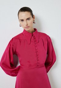 Touché Privé A LINE BUTTONED - Maksimekko - fuchsia