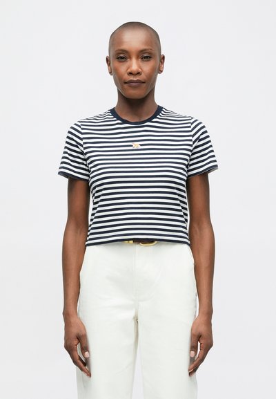 Camiseta de rayas navy y blancas, corta, con cuello redondo y mangas cortas, que presenta un pequeño diseño bordado en el pecho.