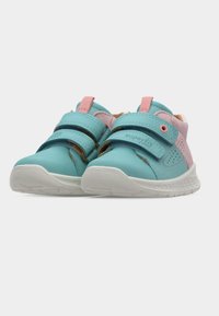 Baskets pour enfants turquoise et roses avec double sangle velcro et semelles blanches texturées, vues en contre-plongée depuis l'avant.