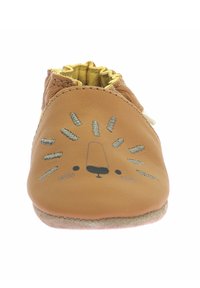 Chaussure en cuir marron pour tout-petits avec un design de visage de lion, accentuée de surpiqûres claires et une semelle douce et texturée. Doublure jaune visible à l'intérieur.