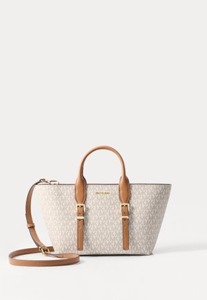 Sac à main beige texturé avec un motif de logo répétitif, poignées en cuir marron et une bandoulière amovible. Éléments en matériel doré.