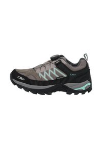 Zapatilla deportiva impermeable en gris y negro, con parte superior de malla, acentos texturizados en negro, sistema de cierre BOA y suela robusta.