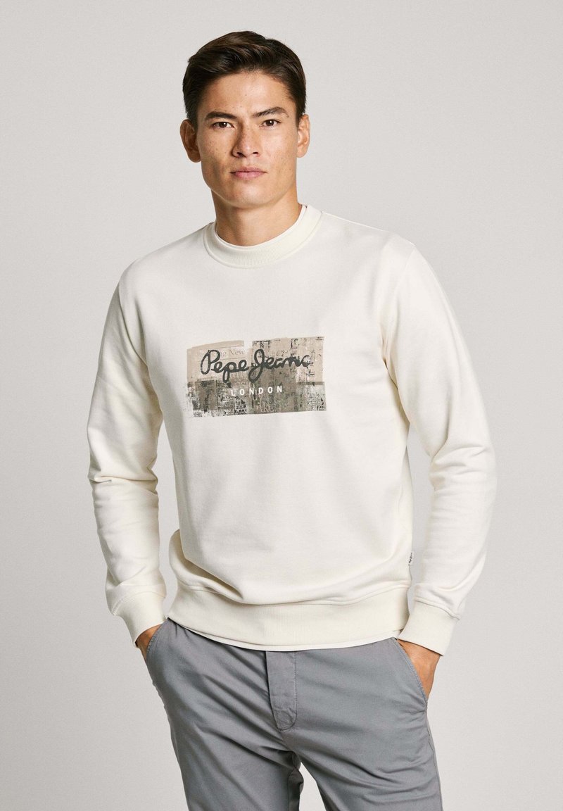 Sudadera crema hecha de un tejido suave, con un estampado gráfico texturizado que incluye "Pepe Jeans London" en tonos negros y marrones.