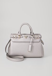 Borsa a mano in pelle argentata con design strutturato, manici superiori, tracolla rimovibile, hardware color oro e un dettaglio logo minimalista.