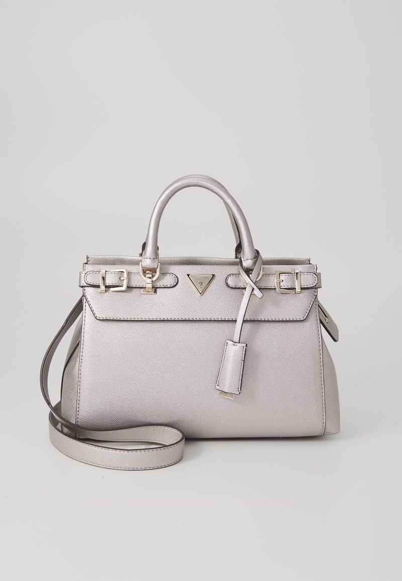 Borsa a mano in pelle argentata con design strutturato, manici superiori, tracolla rimovibile, hardware color oro e un dettaglio logo minimalista.