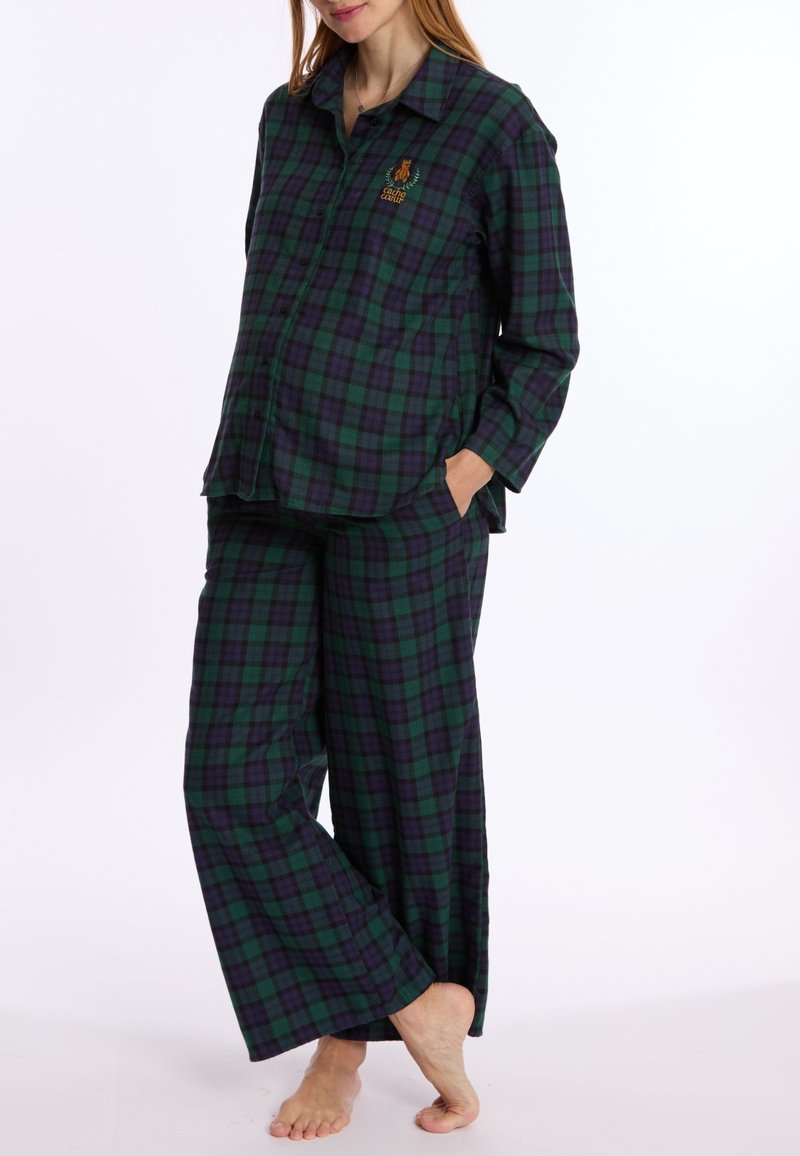 Groen en paarse geruite pyjama set met lange mouwen, een knoopsluiting shirt en losse broek. Met een geborduurde accent op het shirt.