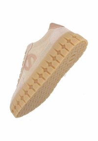 Beige suède sneaker met roze accenten, rubberen zool met hexagonale patronen en gestikte details. Merken zichtbaar aan de zijkant.