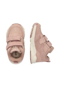 Helle rosa Kindersneaker aus Wildleder, ausgestattet mit zwei Klettverschlüssen, gepolstertem Innenraum und einer Gummisohle mit rutschfester Textur.