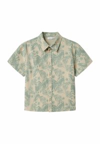 Camicia a maniche corte di un beige chiaro con un motivo di foglie tropicali verdi. Presenta una chiusura con bottoni e un design con colletto classico.