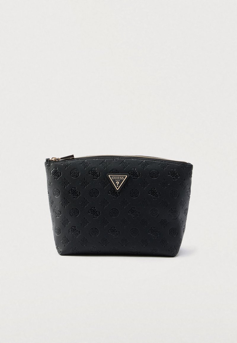 Μαύρο ανάγλυφο πορτοφόλι Guess με φερμουάρ, τριγωνική πλακέτα λογότυπου και χρυστό φερμουάρ σε απλό φωτεινό φόντο.