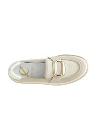 Beige semi-anilínové slip-on boty s bílou gumovou podrážkou, přední část zdobí výrazná zlatá spona a hladký textilní podšívka.