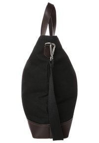 Černá plátěná taška s zaobleným tvarem, hnědým koženým dnem a nastavitelným textilním popruhem; na boku obsahuje kovovou sponu.
