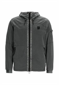 Chaqueta ligera gris con capucha, que cuenta con un zipper frontal, dos bolsillos laterales y un parche con el logo en la parte superior izquierda del pecho. Textura suave.