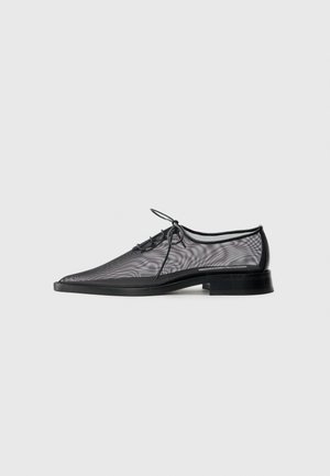 Smart lace-ups - black