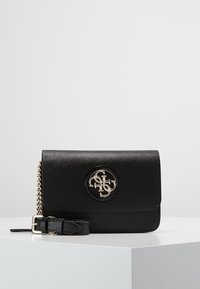 Sorte tekstureret læderhåndtaske med et sølvfarvet hardware-logo, der har en kædderem og en rektangulær form med klaplåg.