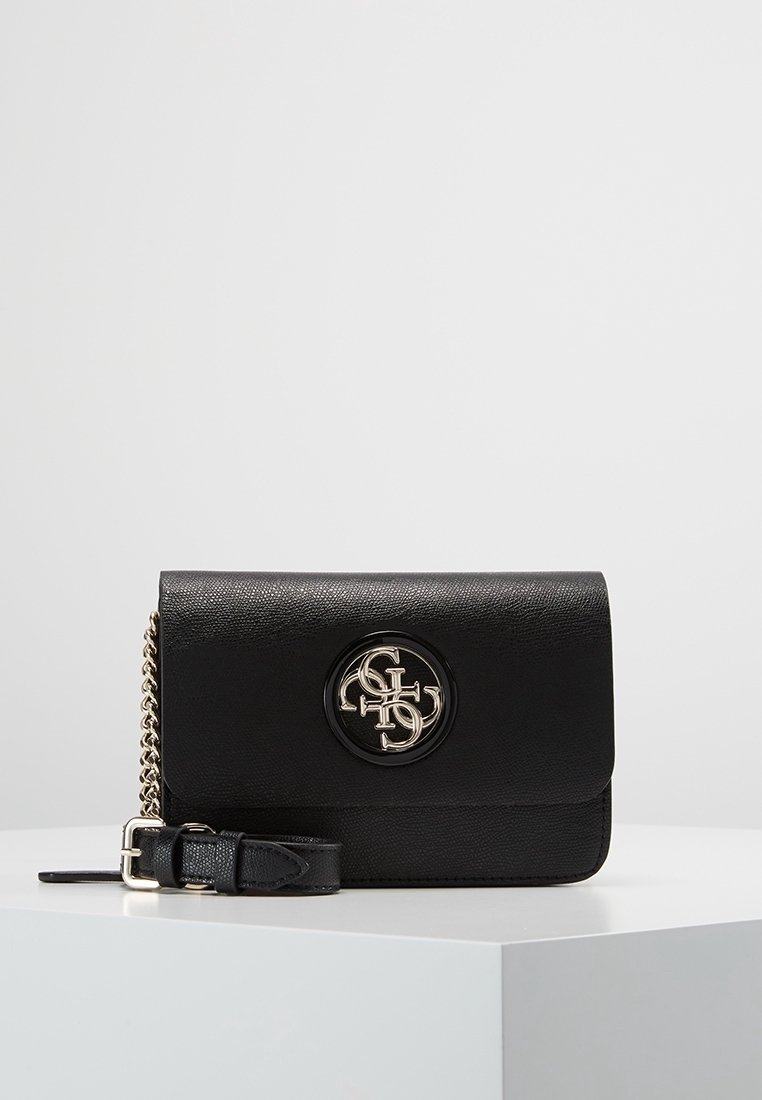 Sorte tekstureret læderhåndtaske med et sølvfarvet hardware-logo, der har en kædderem og en rektangulær form med klaplåg.