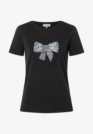 Zwart t-shirt met een zilver-zwart polkadot strikontwerp met een gestructureerde afwerking, korte mouwen en een ronde halslijn.