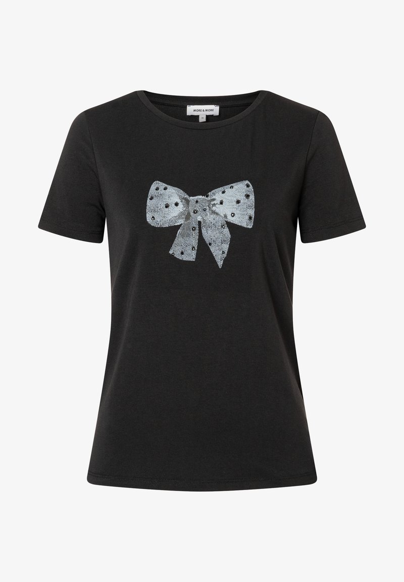 Zwart t-shirt met een zilver-zwart polkadot strikontwerp met een gestructureerde afwerking, korte mouwen en een ronde halslijn.