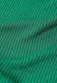 Vihreä poimutettu kangas, jossa on kiiltävä ja teksturoitu pinta. Materiaalissa on pystysuoria viivoja, jotka korostavat sen joustavuutta ja pehmeyttä.