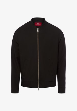 Czarna kurtka bomberka z przednim srebrnym suwakiem, bocznymi kieszeniami i czerwoną metką wewnątrz kołnierza.