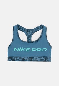 Modrá sportovní podprsenka s designem racerback, lehkým materiálem, výrazným textem "NIKE PRO" v akvamarínové barvě a texturovaným černým vzorem podél bandáže.