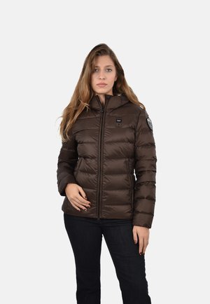 Giacca a pipistrello marrone con zip frontale, cappuccio e texture imbottita. Presenta una patch con il logo sulla manica sinistra e un design aderente.