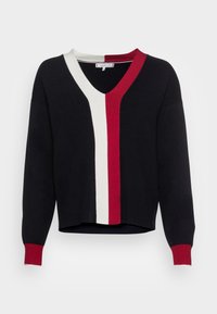 Schwarzer V-Ausschnitt-Pullover mit langen Ärmeln, der vertikale weiße und rote Streifen in der Mitte und rote Bündchen aufweist.