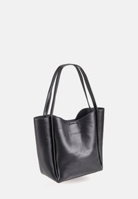 Borsa a spalla nera in pelle con una texture liscia, apertura superiore e doppio manico. Presenta un design minimale senza hardware visibili o decorazioni.
