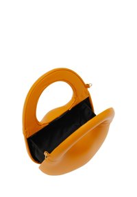 Orange håndtaske med et afrundet design, der har et håndtag og sort indvendig. Fremstillet af glat materiale, den har en lynlås-lukning og enkle detaljer.