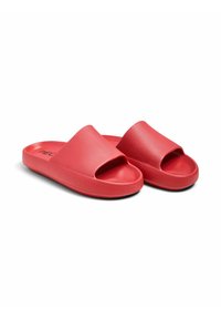 Rode rubberen slip-on sandalen met een open teen en een gestructureerde bovenkant, voorzien van een brede band en een soepele zool voor comfort en grip.