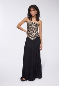 Abito maxi nero con design a strati, caratterizzato da una stampa leopardata, scollo a cuore e vita aderente. Tessuto morbido con una consistenza delicata.