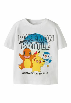 Hvid børne-T-shirt med farverige Pokémon-figurer Charmander, Pikachu og Piplup, tekst "Pokémon Battle" og "Gotta Catch 'Em All!"