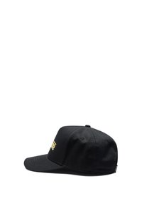 Gorra de béisbol negra con visera curva, logo amarillo bordado en el frente y una pequeña etiqueta lateral, mostrada desde el lado izquierdo sobre fondo blanco.