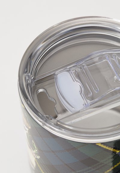 Capac de plastic transparent cu închidere glisantă pe un recipient izolat sau o cană de călătorie cu model tartan.