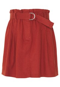 Jupe en coton rouge avec un design plissé, une taille haute avec une ceinture et une boucle en D argentée, ainsi que des poches sur les côtés.