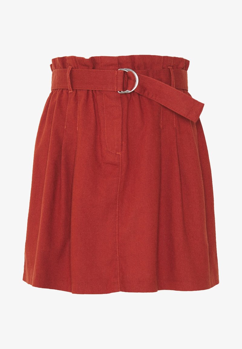 Jupe en coton rouge avec un design plissé, une taille haute avec une ceinture et une boucle en D argentée, ainsi que des poches sur les côtés.