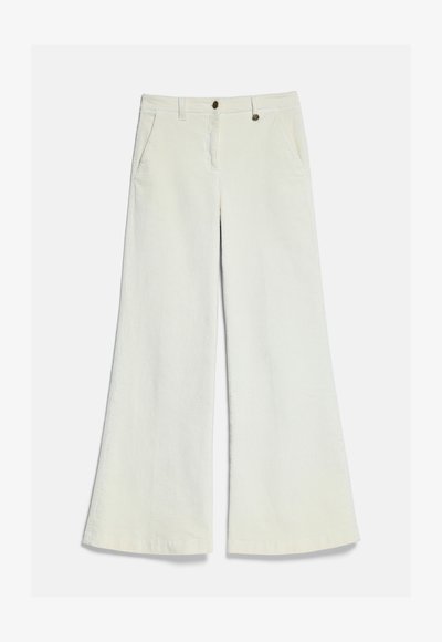 Pantalon en velours côtelé écru à jambes larges, avec poches avant, passants de ceinture, fermeture par bouton et zip.