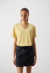 MSCH Copenhagen FENYA V NECK TEE - Základné tričko - rattan
