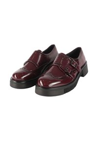 Scarpe in pelle verniciata borgogna con design brogue, dotate di doppie fibbie e suola in gomma nera con accenti testurizzati.