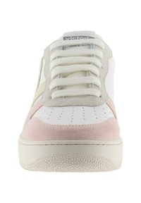 Zapatilla blanca con punta de ante rosa, detalles perforados, cordones crema y suela texturizada en color crema claro, vista desde el frente.