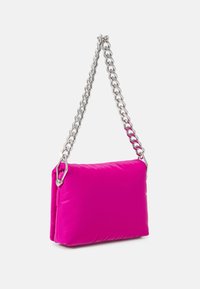 Bolso de mano acolchado de color rosa con forma rectangular, que presenta una correa de cadena plateada y una textura suave. Sin patrones ni acentos adicionales.