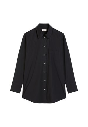 Zwarte lange mouw button-up shirt met puntige kraag en borstzak, plat weergegeven op een witte achtergrond.