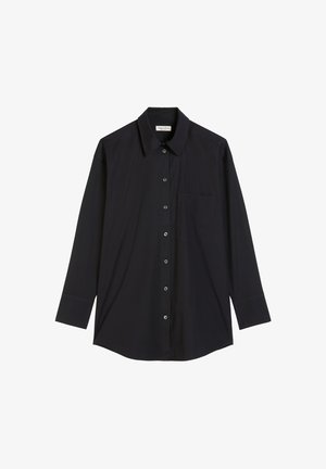 Schwarze Langarm-Button-up-Bluse mit spitzem Kragen und Brusttasche, flach auf einem weißen Hintergrund präsentiert.