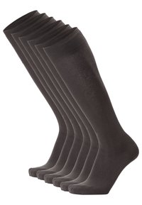 Calzini neri al ginocchio, texture liscia, tallone e punta rinforzati, design aderente e polsini elasticizzati, disposti in fila. Sei paia inclusi.