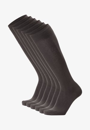 Calcetines negros hasta la rodilla, con textura suave, talón y puntera reforzados, diseño ajustado y puños elásticos, dispuestos en fila. Incluye seis pares.