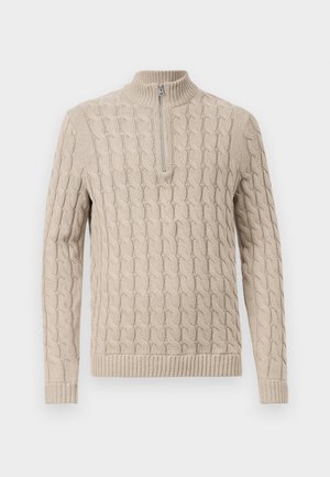 Beige gebreide trui met kabelpatroon, hoge kraag en halve rits. Geribbelde manchetten en zoom. Zachte textuur, casual ontwerp.