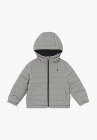 Grå vadderad jacka med huva, framzipper och sidofickor. Har sydda linjer och en liten logotyp på bröstet. Fodrad insida synlig.