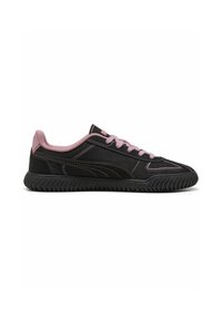 Sort sneaker med pink accenter og snørebånd, med en tekstureret gummisål og syede detaljer langs siderne.