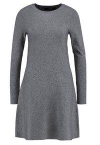 Pelēks garām piedurknēm tērps ar apaļu kakla izgriezumu. Izgatavots no mīksta auduma, ar nedaudz izpletu siluetu un teksturētu adījuma rakstu.