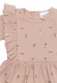 Vestido de canalé rosa con pequeños patrones florales en varios colores, con un escote con volantes y una falda fruncida. Cierre de botón en la parte posterior.